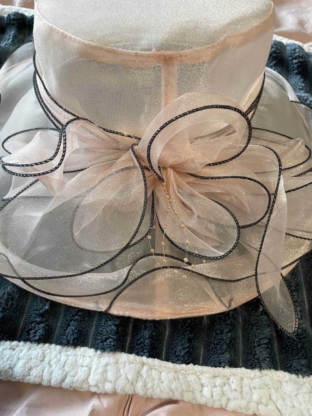 Kentucky Derby Vintage Elegant Women's Light Pink Sheer Organza Wide-Brim Hat - Picture 2 of 5